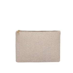 Détail de la pochette en lin minimaliste avec texture tissée et fermeture éclair dorée