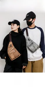 Détail du sac de poitrine imperméable avec plusieurs compartiments et sangle réglable