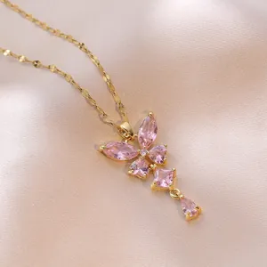Collier doré élégant avec pendentif papillon rose orné de pierres facettées