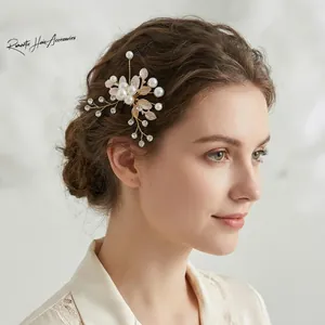 Gros plan d'épingle à cheveux mariée avec perles faites main et strass étincelants