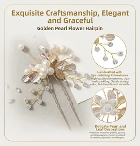 Vue détaillée d'une épingle à cheveux fleur dorée avec perles et strass brillants