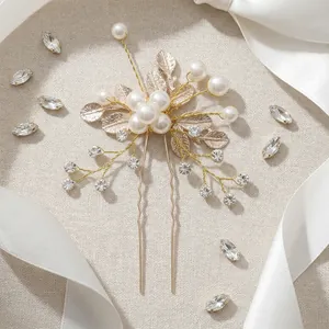 Épingle à cheveux de mariée avec perles et feuilles dorées sur fond de texture