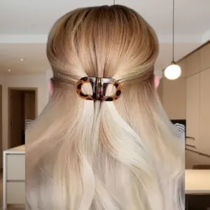 Detailaufnahme der CD-Haarklammer mit Leopardenmuster für elegante Frisuren