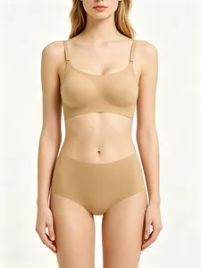 Vue de face d'un ensemble de lingerie sans couture nude avec bretelles réglables