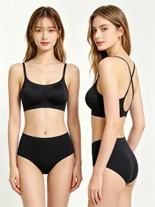 Détail d'un ensemble de lingerie sans couture noir avec fines bretelles et dos croisé en X