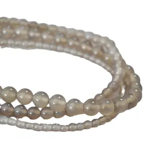 Collier en perles d'agate gris fumé avec pierres précieuses translucides au style épuré