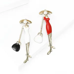 Elegante Mode-Broschen für Damen mit Emaille-Finish und Perlenakzenten auf weißem Hintergrund