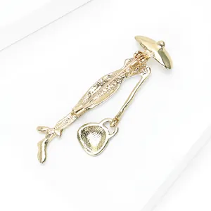 Rückansicht der eleganten Damen-Brosche in Gold mit Anstecknadel und feiner Textur