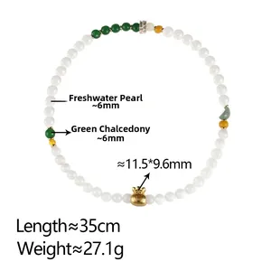 Vue détaillée des perles de calcédoine verte et coquillage avec pendentif sac porte-bonheur