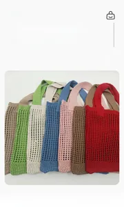 Dettaglio di borse tote in maglia multicolore con trama traforata e manici rinforzati