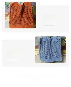 Dettaglio di borse tote in maglia terracotta e blu polvere con motivo traforato