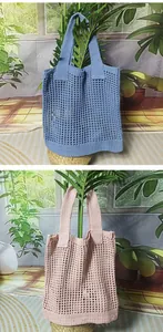 Dettaglio della borsa in maglia estiva con trama all'uncinetto traforata blu e rosa