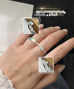 Dettaglio degli anelli in argento S925 e opale con punzone e foto della modella