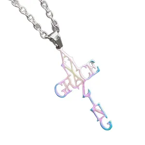 Collier pendentif croix iridescent avec lettres Amazing Grace sur chaîne argentée