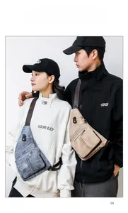 Détail du sac bandoulière en cuir avec plusieurs fermetures éclair et grande capacité