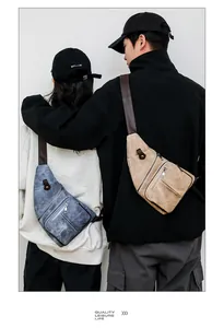 Gros plan sur des sacs de poitrine en toile vintage avec zips et sangles réglables