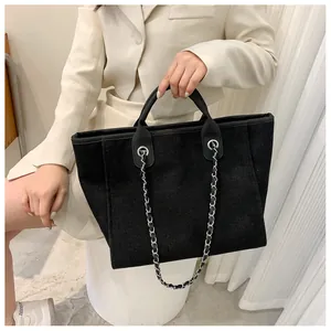 Détail du sac cabas noir texturé avec bandoulière chaîne et grande capacité