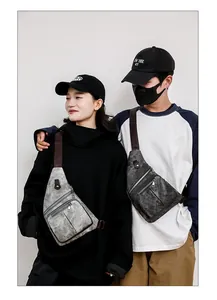 Sacs à bandoulière gris et anthracite avec sangles réglables portés par des modèles pour voyager