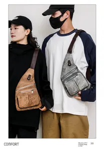 Gros plan du sac bandoulière rétro montrant la texture mate et les poches multiples