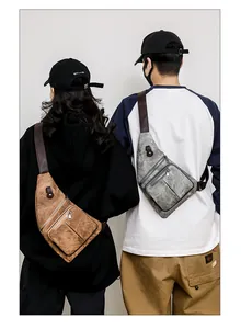 Détail du sac de poitrine en cuir souple avec trois poches zippées et design ergonomique