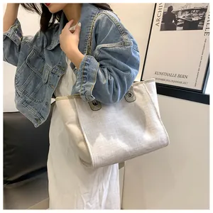 Détail du grand sac cabas en toile avec bordure grise et bandoulière en chaîne