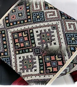 Dettaglio macro della trama intrecciata etnica colorata e finiture in pelle borsa
