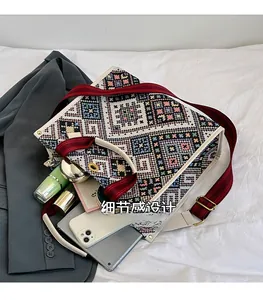 Dettaglio della grande borsa tote etnica con trama tessuta colorata e interno spazioso