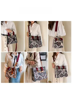 Collage di borse tote bohemian con vari motivi etnici e tracolle a strisce bicolore