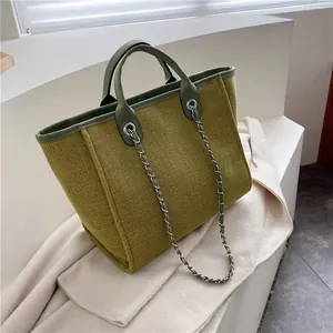 Grand sac fourre-tout tissé vert olive avec anses en cuir et bandoulière chaîne