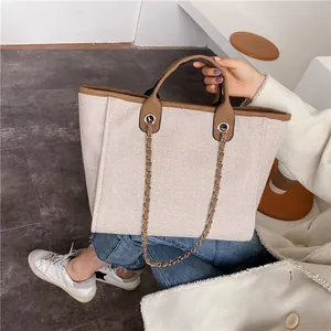 Sac cabas minimaliste en toile crème avec bordure en similicuir brun et chaîne