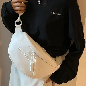 Sac à bandoulière en cuir PU blanc avec lettres gaufrées et chaîne à anneaux