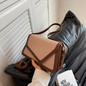 Sac à bandoulière chic beige motif crocodile avec bordure en cuir marron et rabat en V