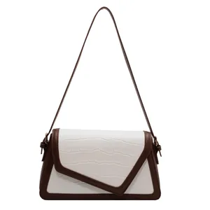 Sac à épaule blanc à motif crocodile avec bordure marron et rabat asymétrique en V