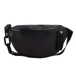 Sac demi-lune minimaliste en cuir PU noir avec chaîne chic et logo embossé élégant