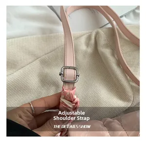 Détail de la bandoulière réglable avec boucle argentée sur le sac fourre-tout rose