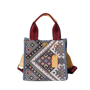 Borsa tote grande con motivo etnico, trama geometrica e tracolla in pelle rossa in vista