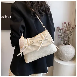 Détail du sac bandoulière blanc crème plissé avec nœuds élégants et foulard à cœurs
