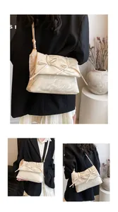Détails du sac cabas crème avec des nœuds élégants et un foulard en soie imprimé décoratif