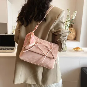 Sac fourre-tout à motif marbre rose avec nœuds et ruban cœur dans un décor de café