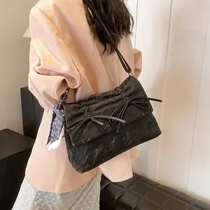 Sac bandoulière noir chic avec nœud et détail de foulard à motifs de cœurs