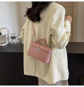 Borsa rosa con motivo a coccodrillo, doppia cerniera in argento e dettaglio del manico