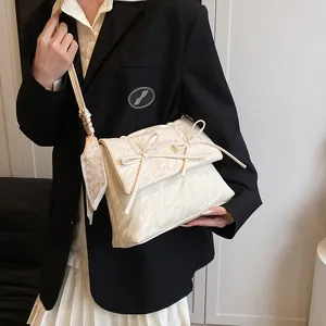 Sac fourre-tout blanc cassé avec nœuds et foulard à motif cœur en cuir texturé