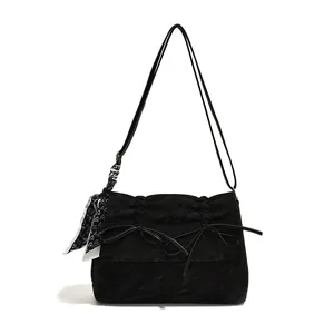 Sac bandoulière noir pour femme avec nouds, texture plissée et foulard à cœurs