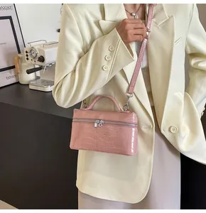 Borsa a mano rosa con goffratura a coccodrillo e dettagli in metallo argentato