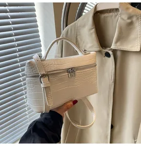 Dettaglio borsa bianca motivo coccodrillo con hardware argento e tracolla regolabile