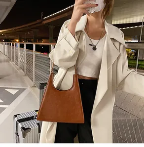 Sac sous le bras marron foncé rétro avec silhouette trapèze épurée pour trajets urbains