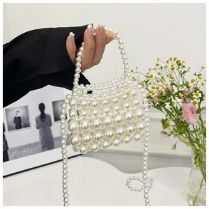 Macro detail van de elegante witte parel handtas met geweven textuur en bijpassende ketting