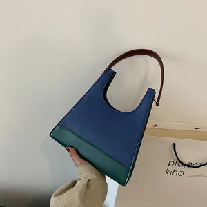 Sac à main rétro en similicuir bicolore bleu et vert avec une poignée rouge foncé