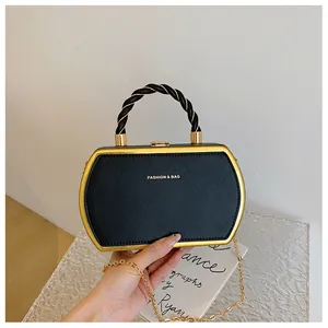 Detail der sechseckigen Abendtasche mit Goldrahmen und geflochtenem Griff