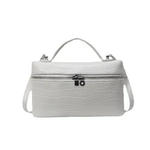 Elegante borsa bianca con motivo a coccodrillo e dettagli con cerniera ad anello in metallo